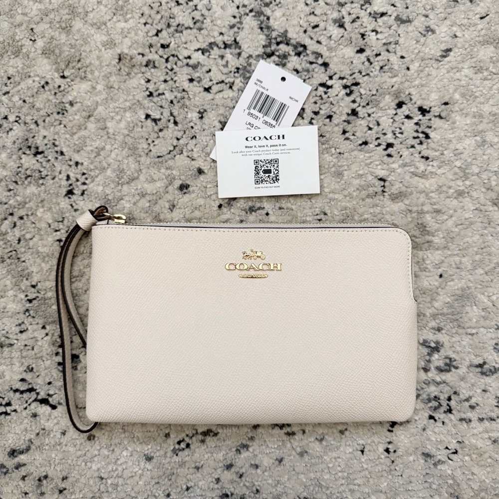 🆕 Coach Large Corner Zip Wristlet in Chalk